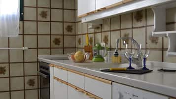 Refrigerador, horno, parrilla de estufa y cafetera y tetera