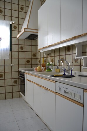Refrigerador, horno, placa de cocina, cafetera/tetera