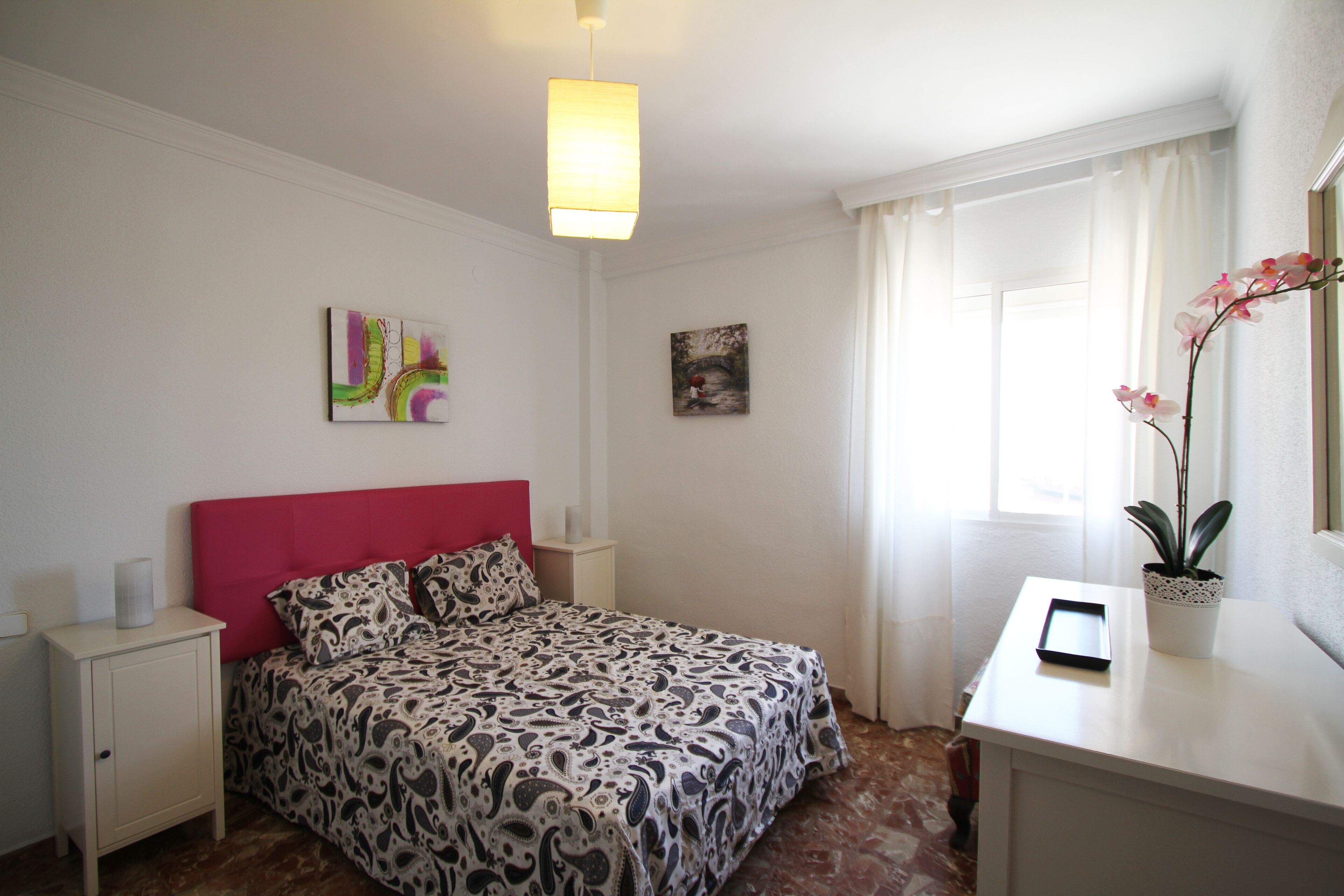 3 slaapkamers, een strijkplank/strijkijzer, wifi, beddengoed