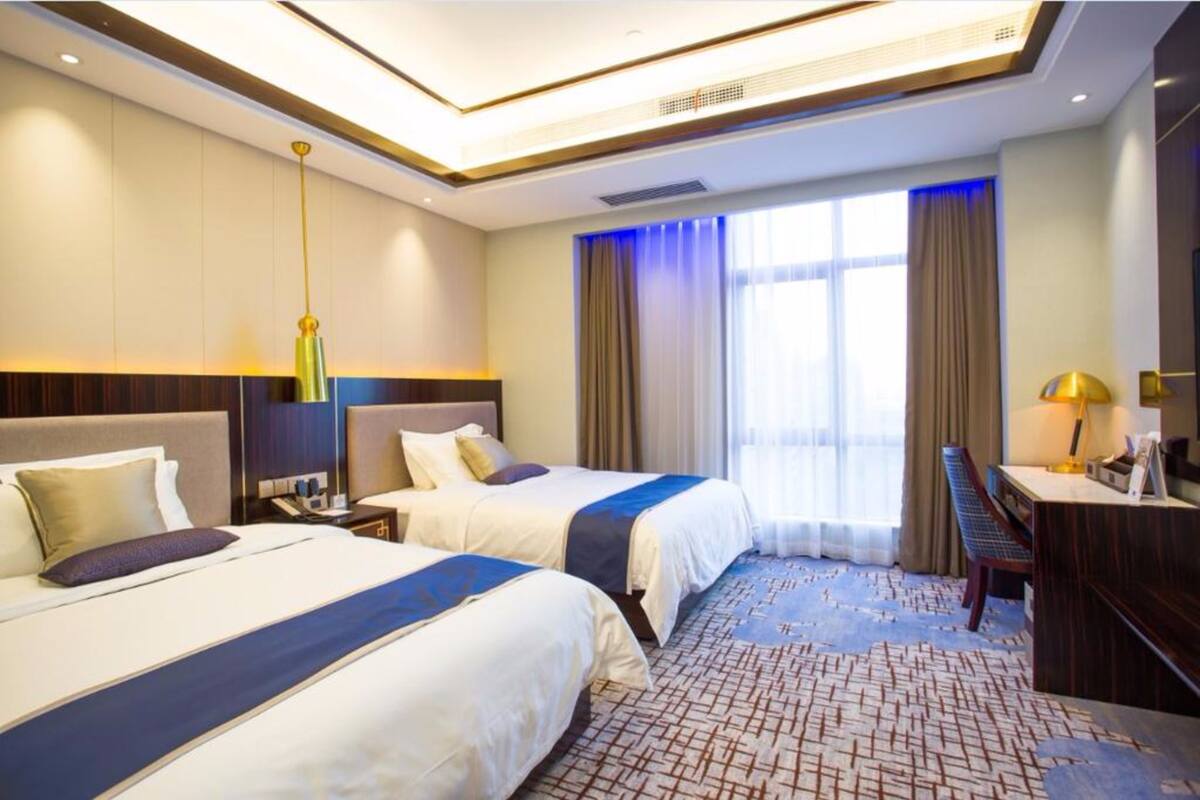 Deluxe Room | Minibar, in-room safe, desk, blackout drapes