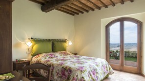 9 bedrooms, desk, iron/ironing board, free WiFi