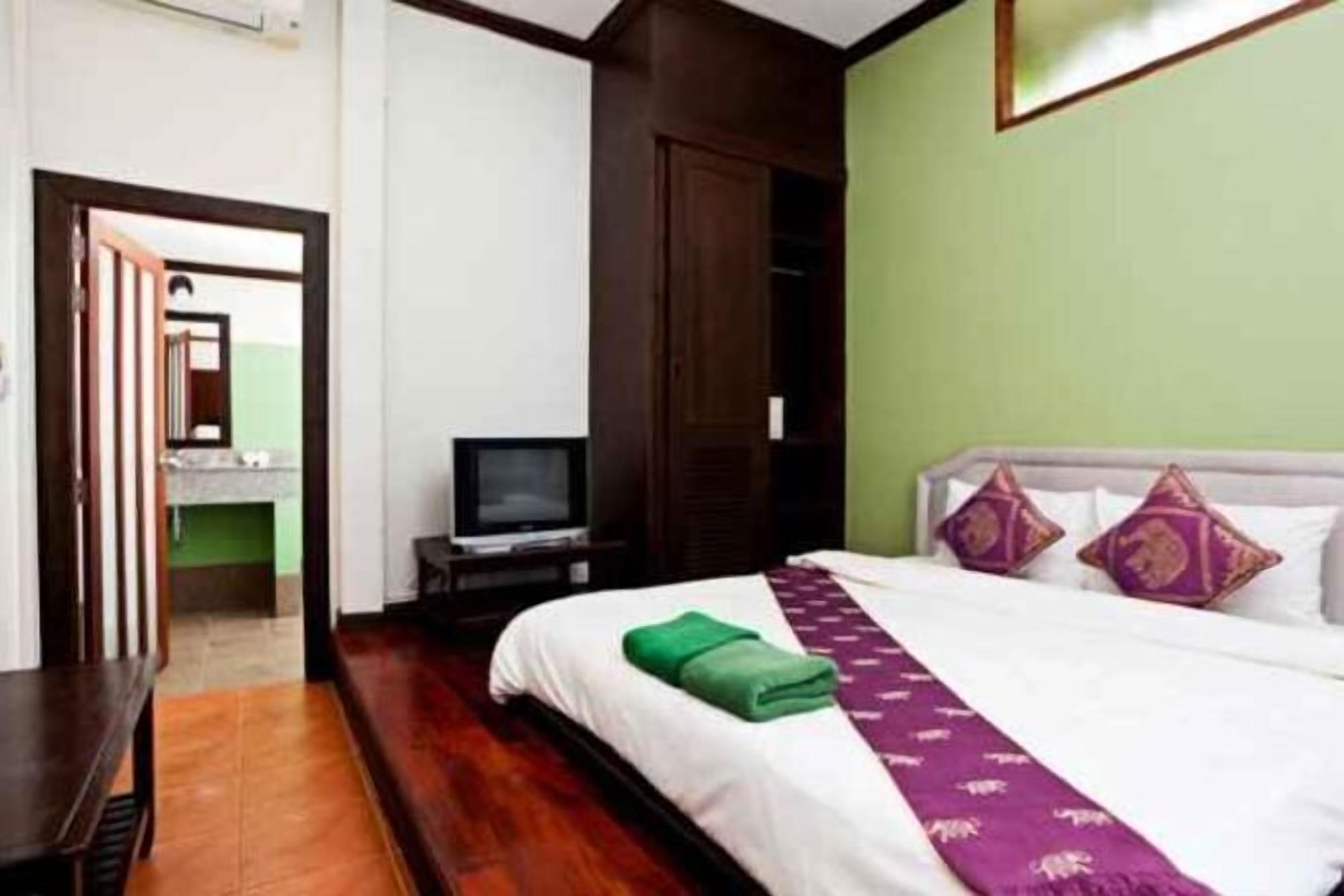 Minibar, in-room safe, desk, laptop workspace