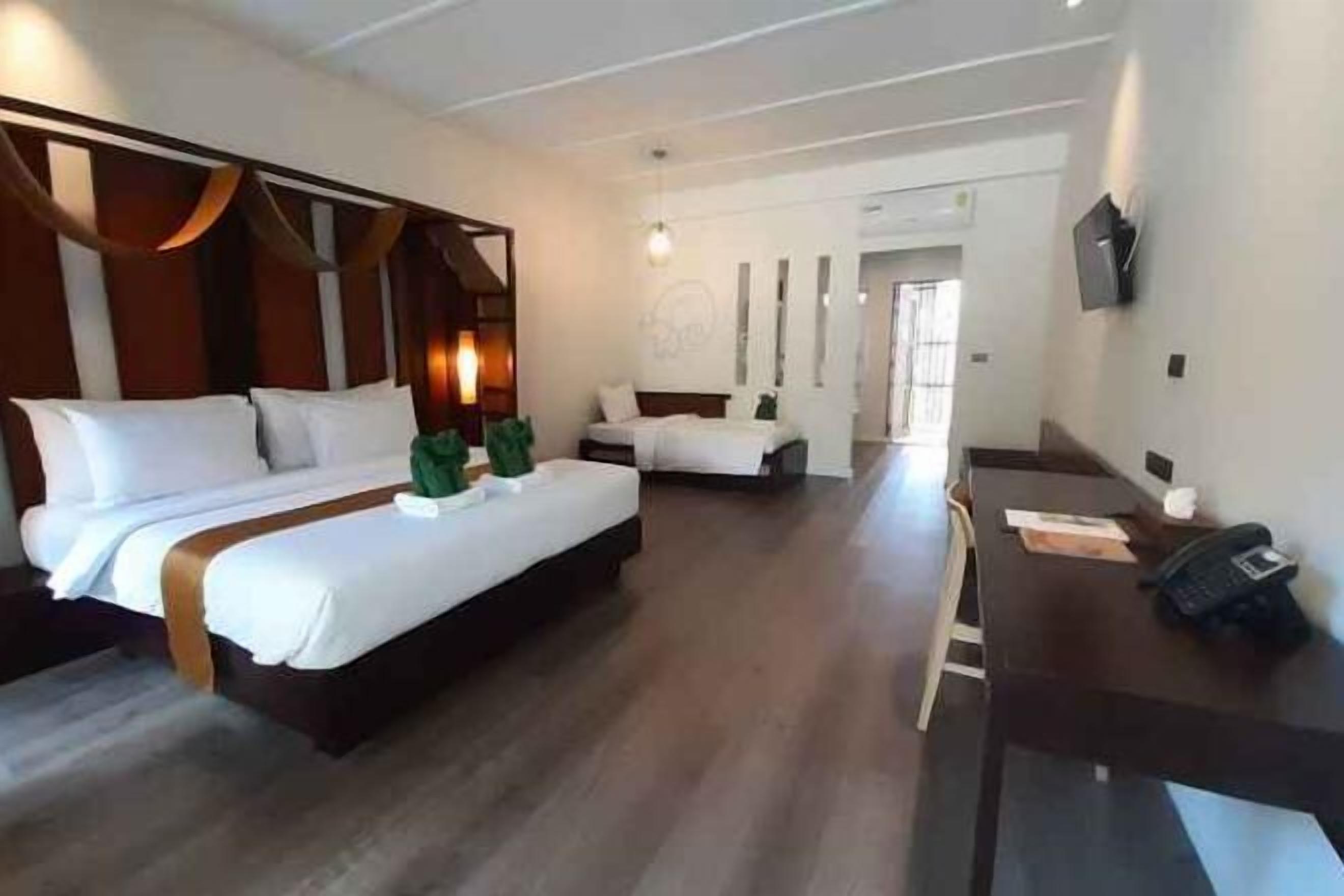 Minibar, Zimmersafe, Schreibtisch, laptopgeeigneter Arbeitsplatz