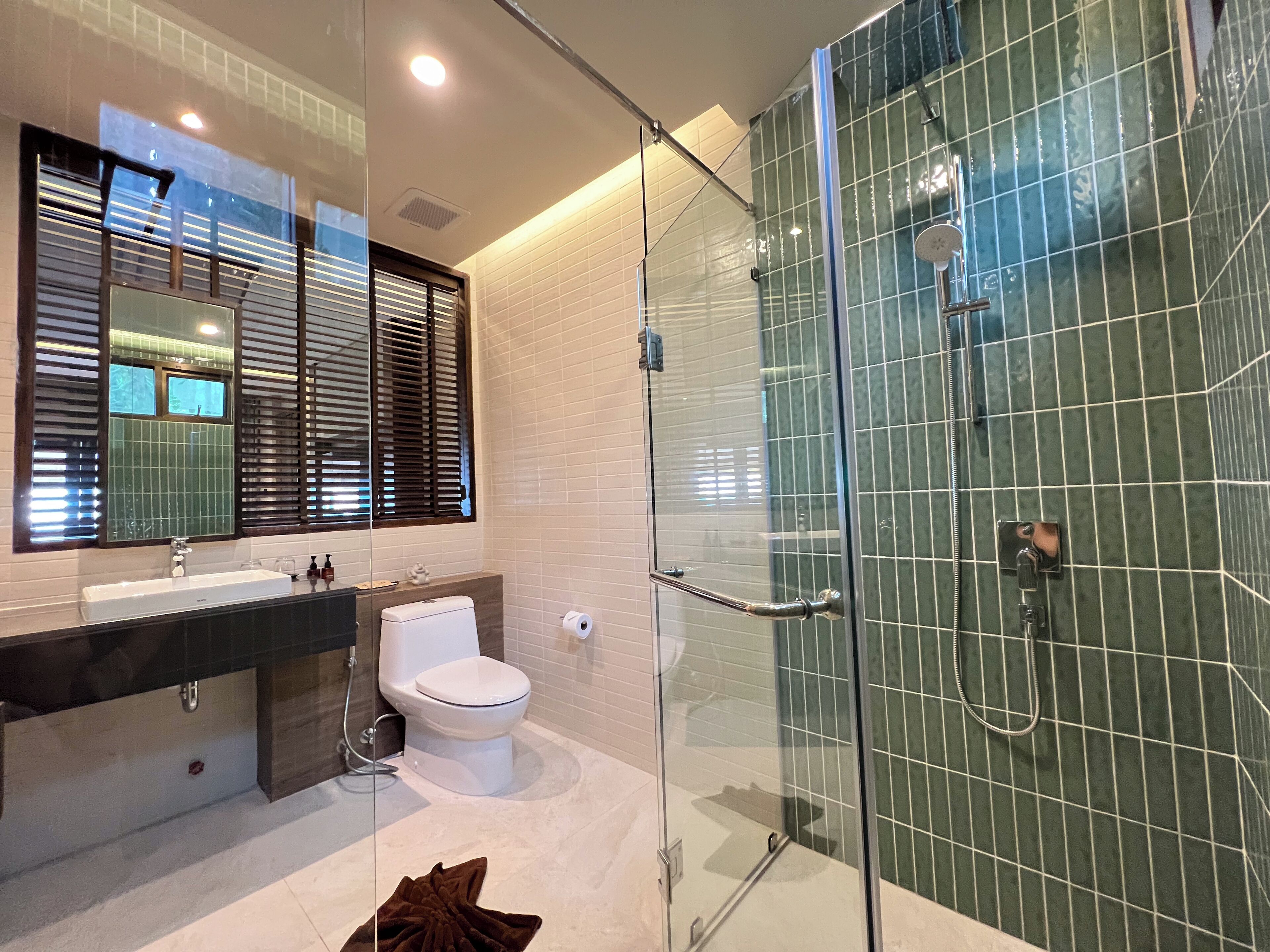 villa, 1 king bed, beachfront | bathroom | shower, free toiletries, hair dryer, bidet