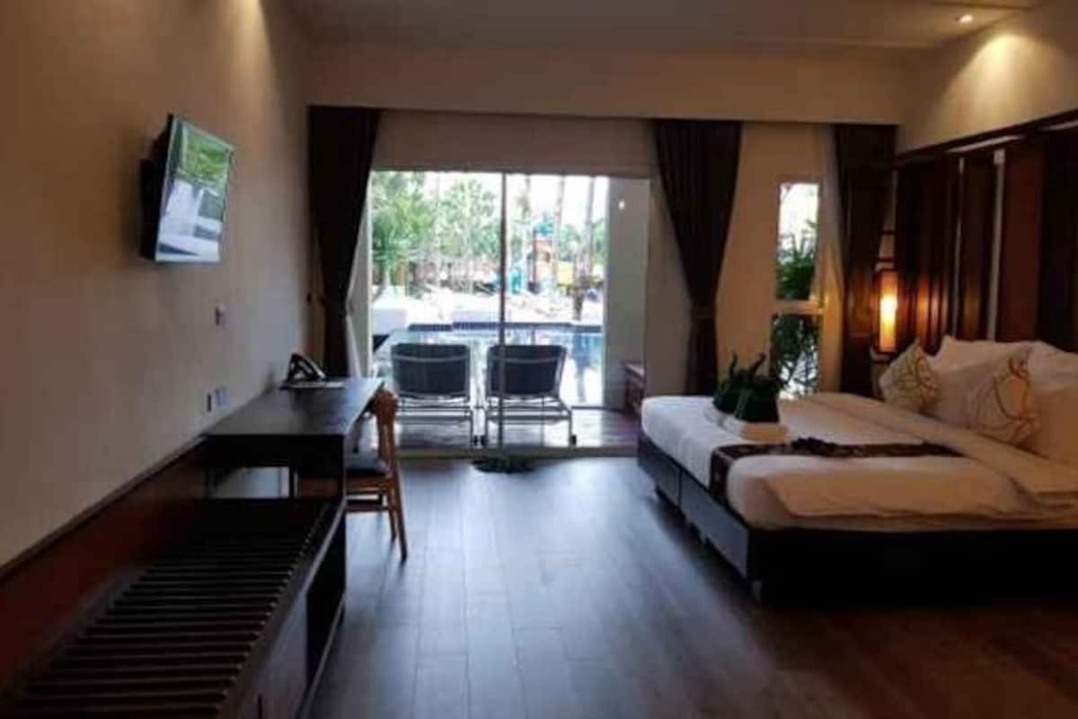 Minibar, caja de seguridad en la habitación y escritorio