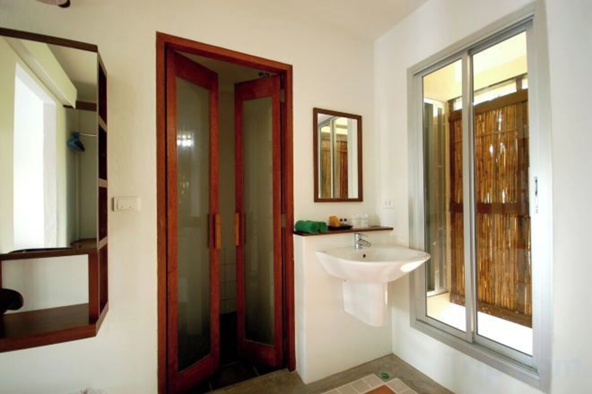 Salle de bain | Douche, articles de toilette gratuits, sèche-cheveux, bidet