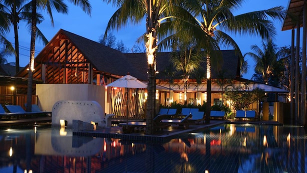 3 kolam renang outdoor, dengan payung kolam renang dan kursi berjemur