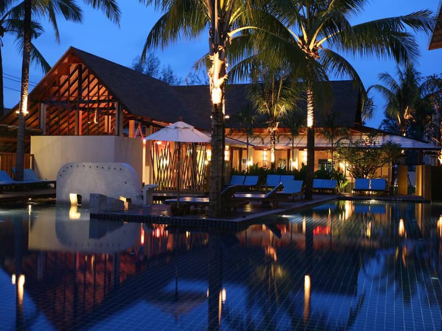 3 buitenzwembaden, parasols bij het zwembad en ligstoelen