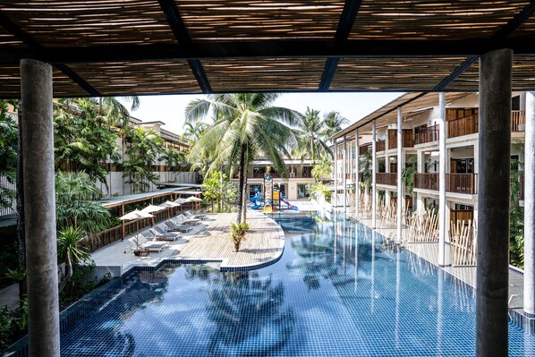 3 outdoor pools, pool umbrellas, pool loungers