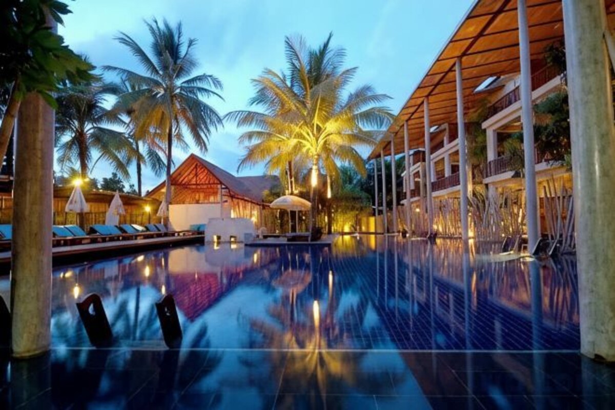 Pool Access Room