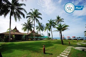 Villa, 1 King Bed, Beachfront | Minibar, in-room safe, desk, laptop workspace