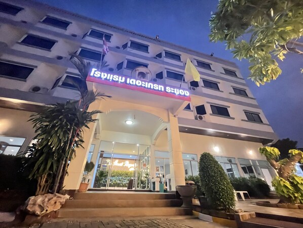 A hotel entrance with a sign reading "Hotel Sinsanggang." - The Great Rayong Hotel (Rayong)