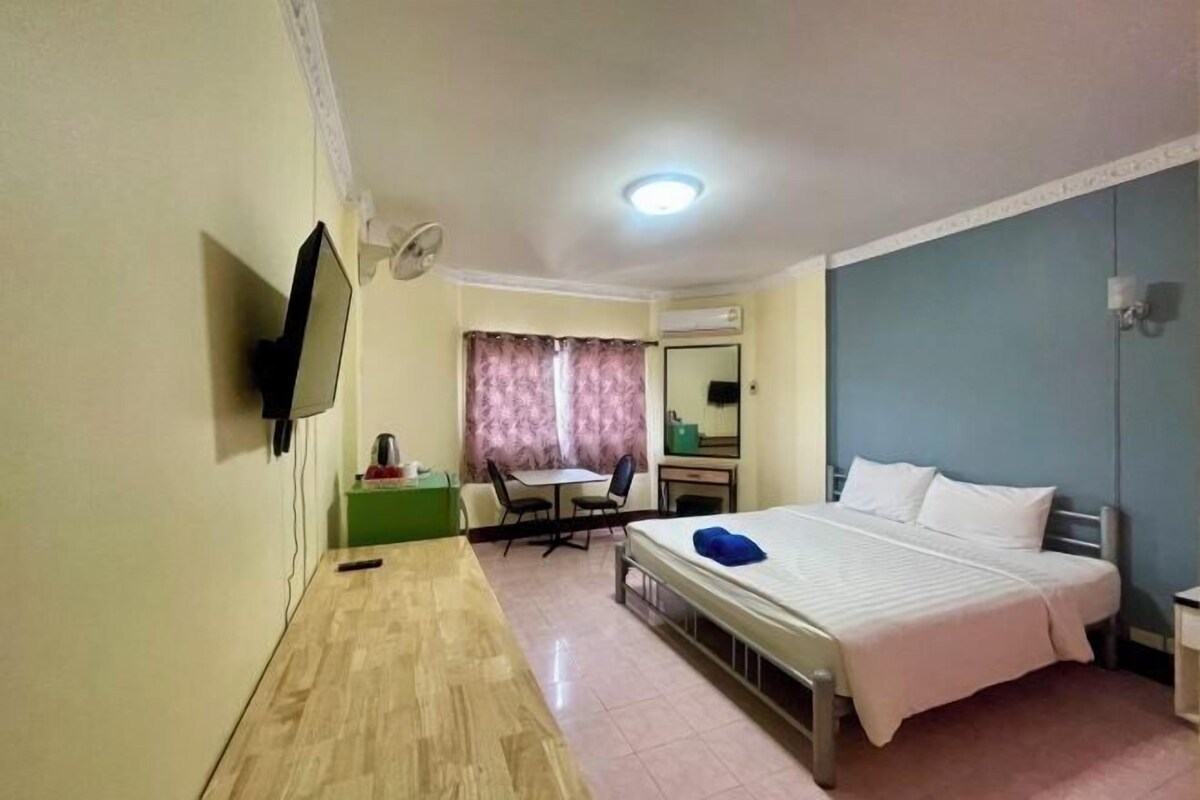WiFi (free), bed sheets