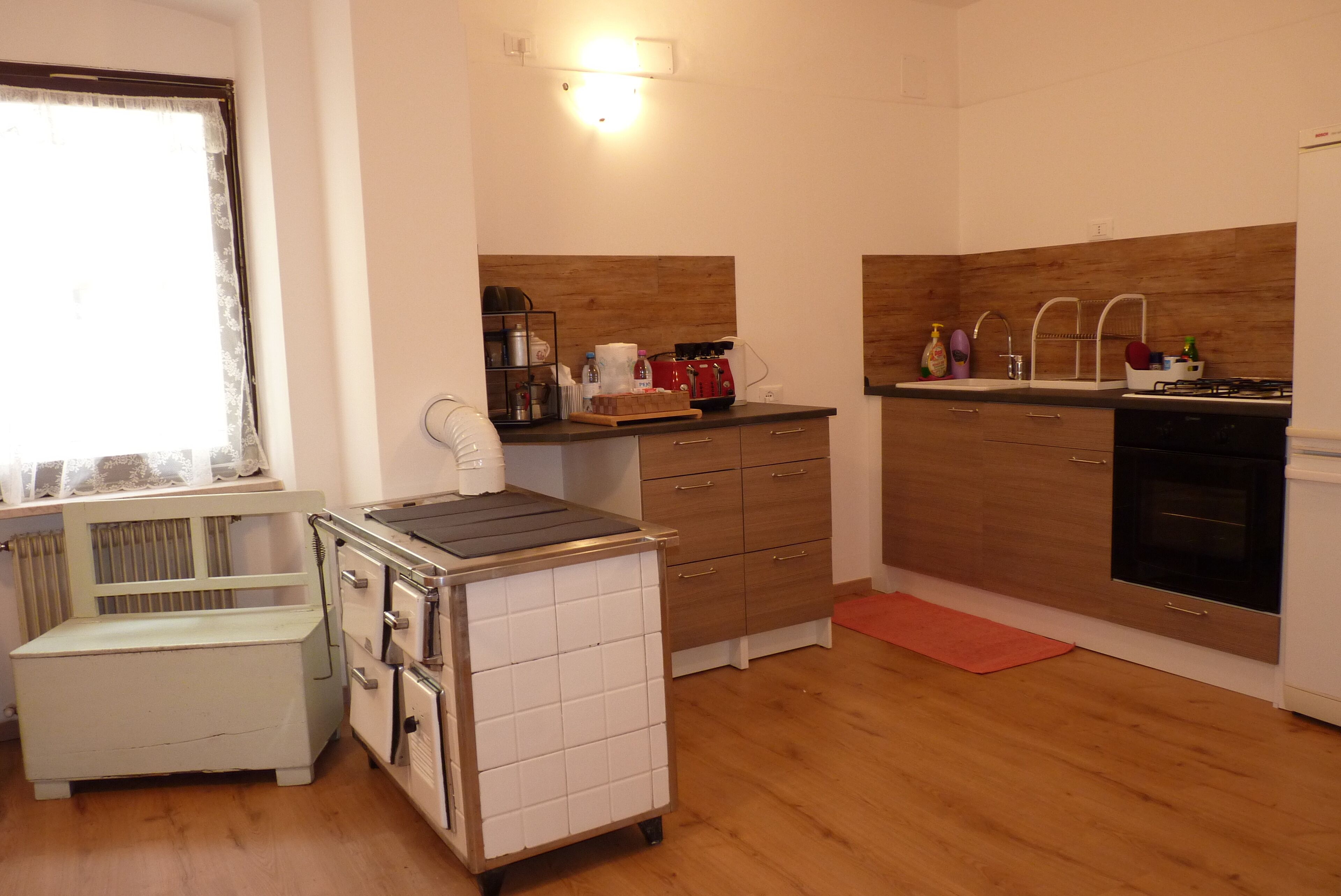 Kühlschrank, Ofen, Herdplatte, Wasserkocher mit Kaffee-/Teezubehör