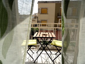 Outdoor dining - Two steps from the historic center, 10 minutes from the sea, lovely apartment in Noto. (Noto)