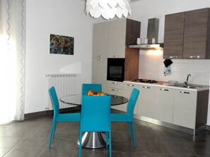 Fridge, oven, stovetop, cookware/dishes/utensils