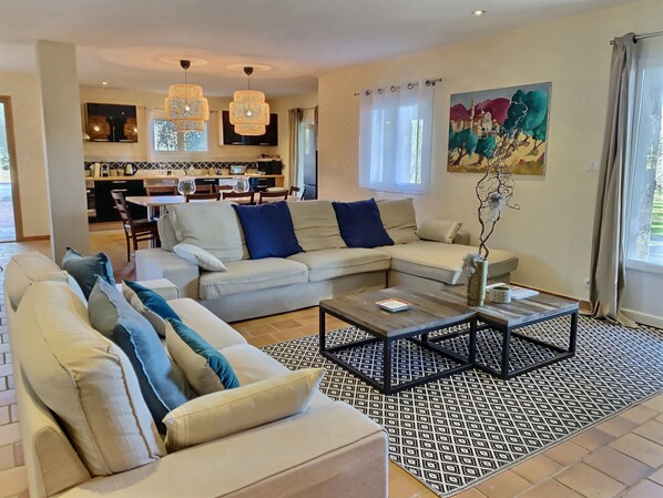 TV, fireplace, DVD player, stereo