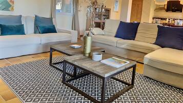 TV, fireplace, DVD player, stereo