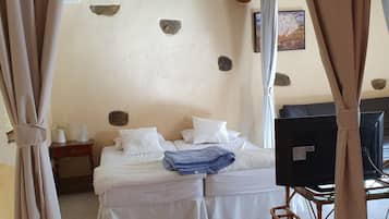 1 bedroom, desk, travel cot, WiFi