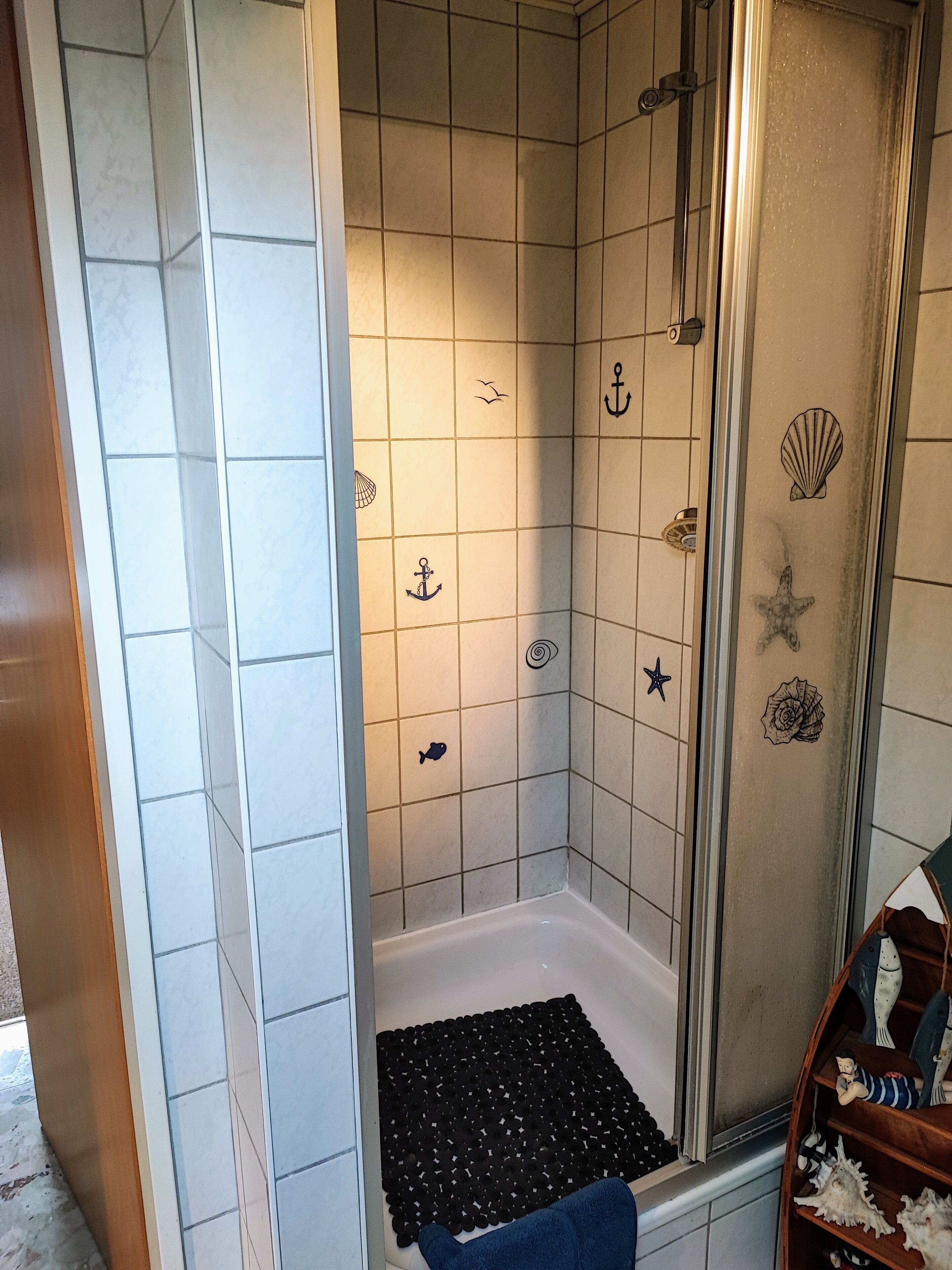 Douche, sèche-cheveux, serviettes fournies, savon