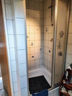 Een douche, een haardroger, handdoeken, zeep
