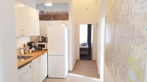 Jääkaappi, mikroaaltouuni, uuni, liesi