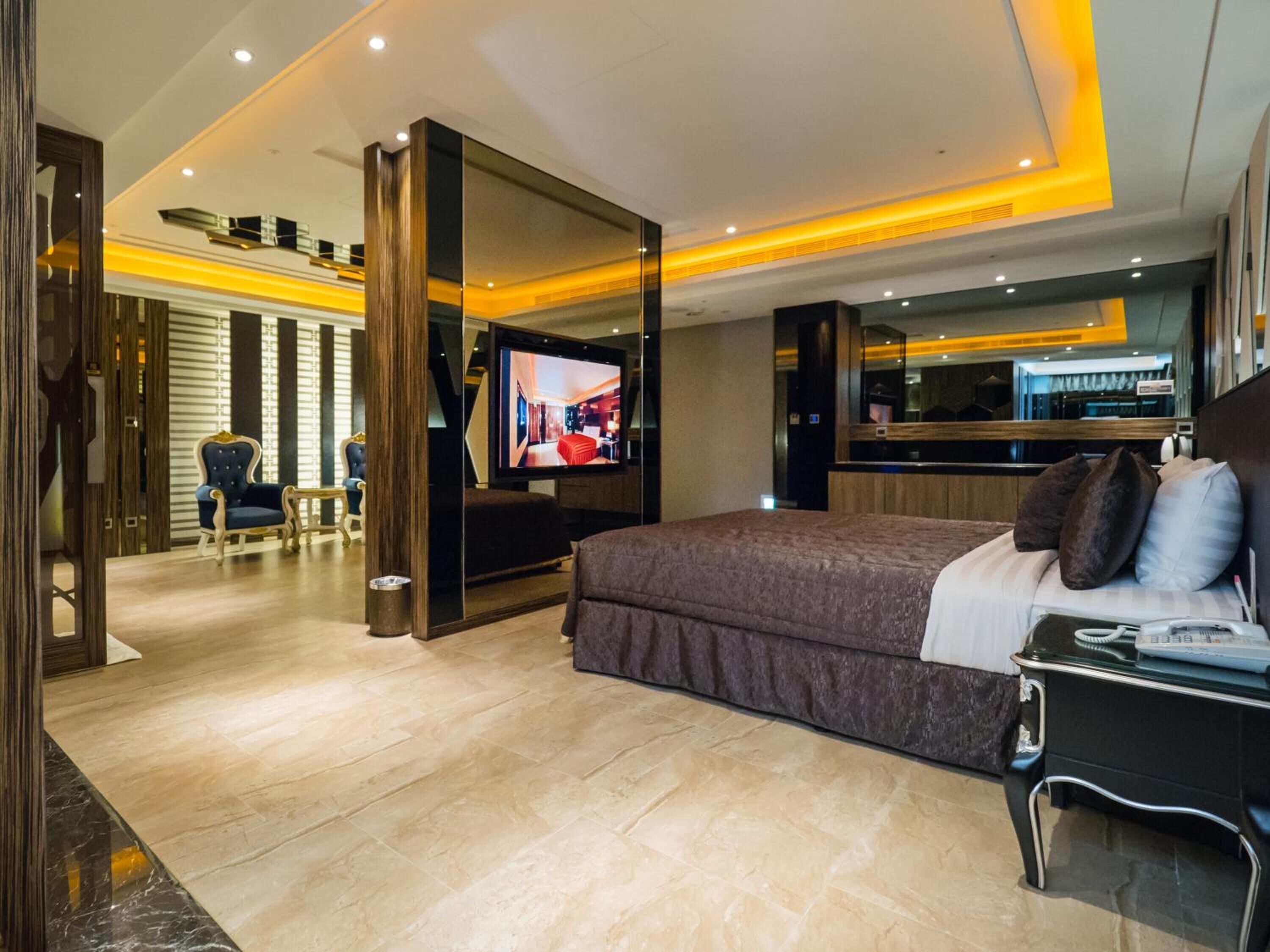 desk, blackout curtains, soundproofing, free wifi