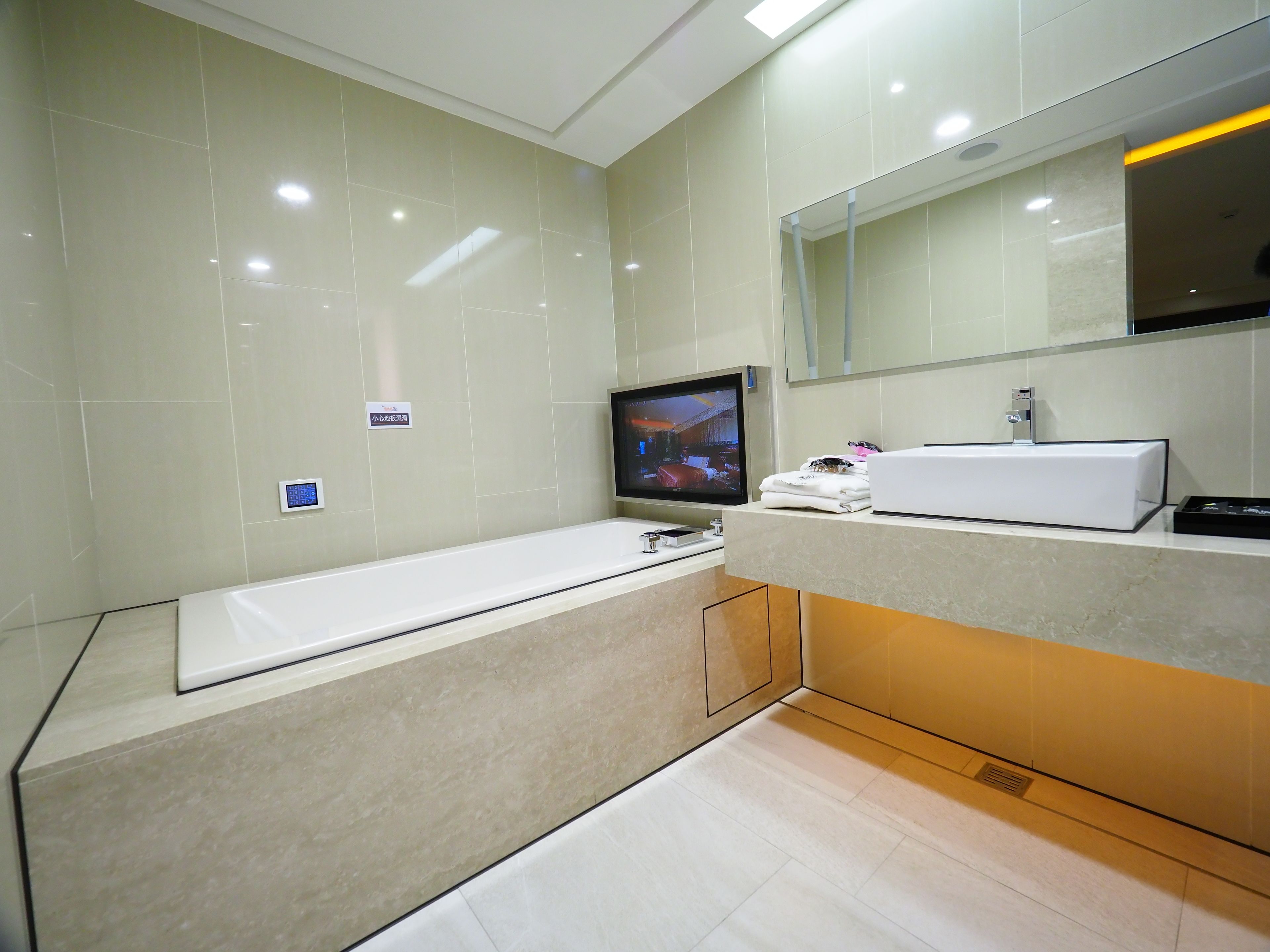 deluxe quadruple room, city view | bathroom | separate bathtub and shower, jetted bath, free toiletries, hair dryer