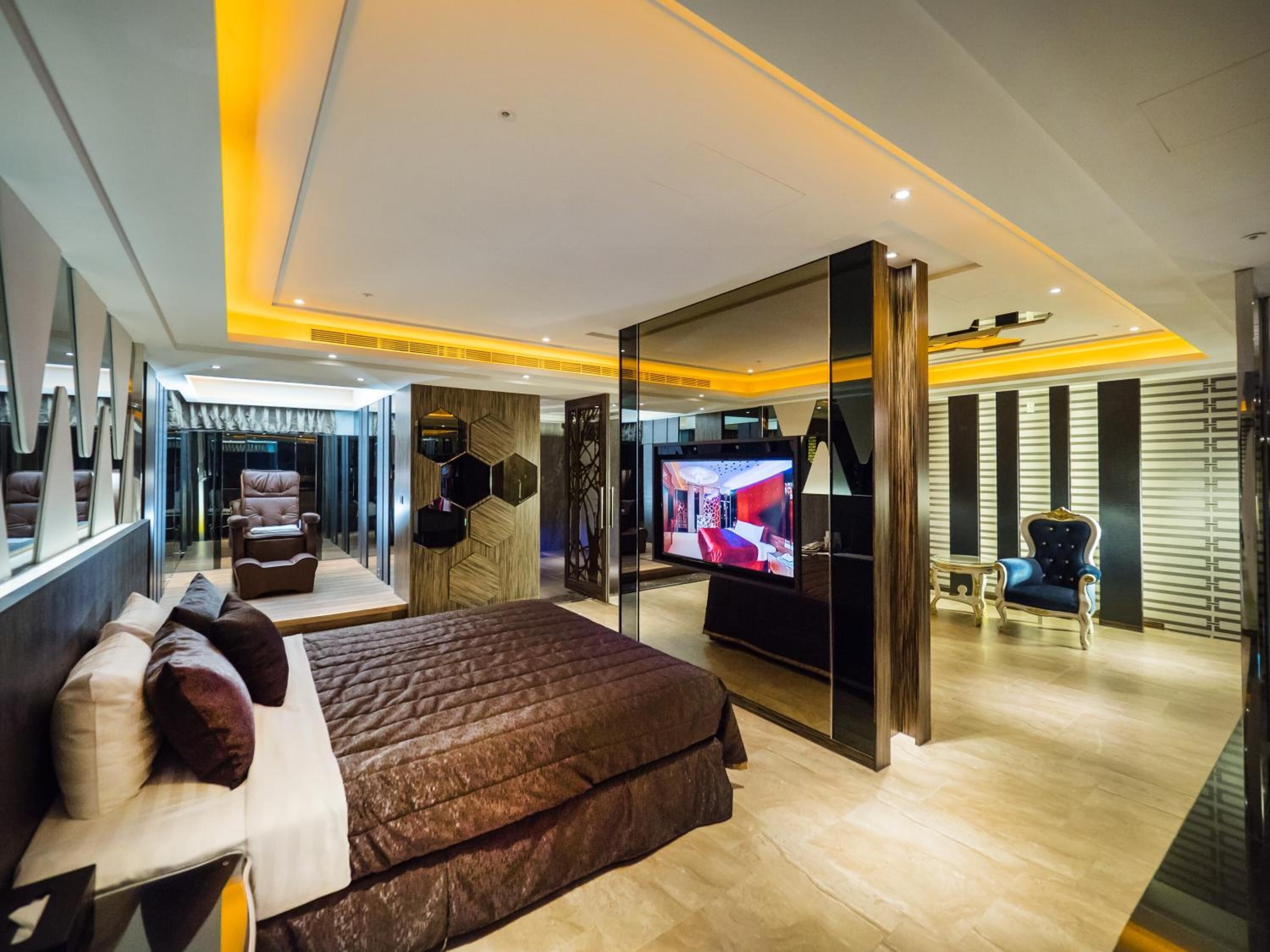 desk, blackout curtains, soundproofing, free wifi