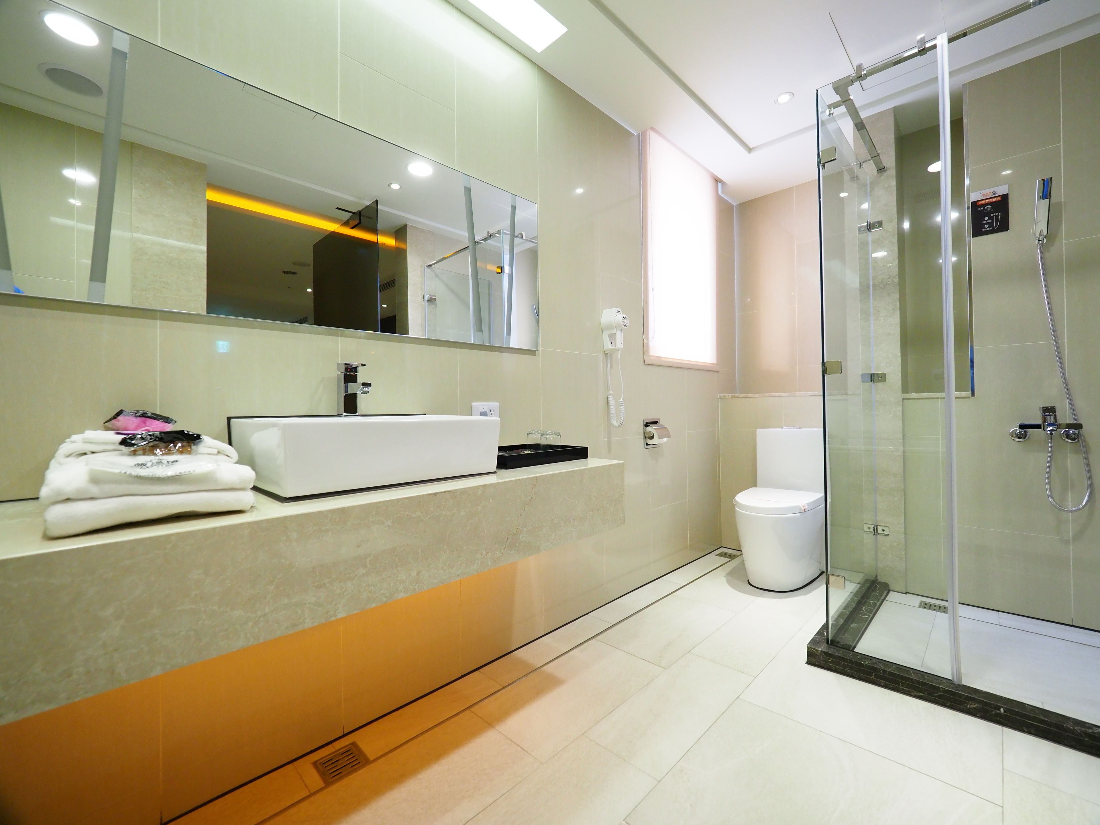 deluxe quadruple room, city view | bathroom | separate bathtub and shower, jetted bath, free toiletries, hair dryer