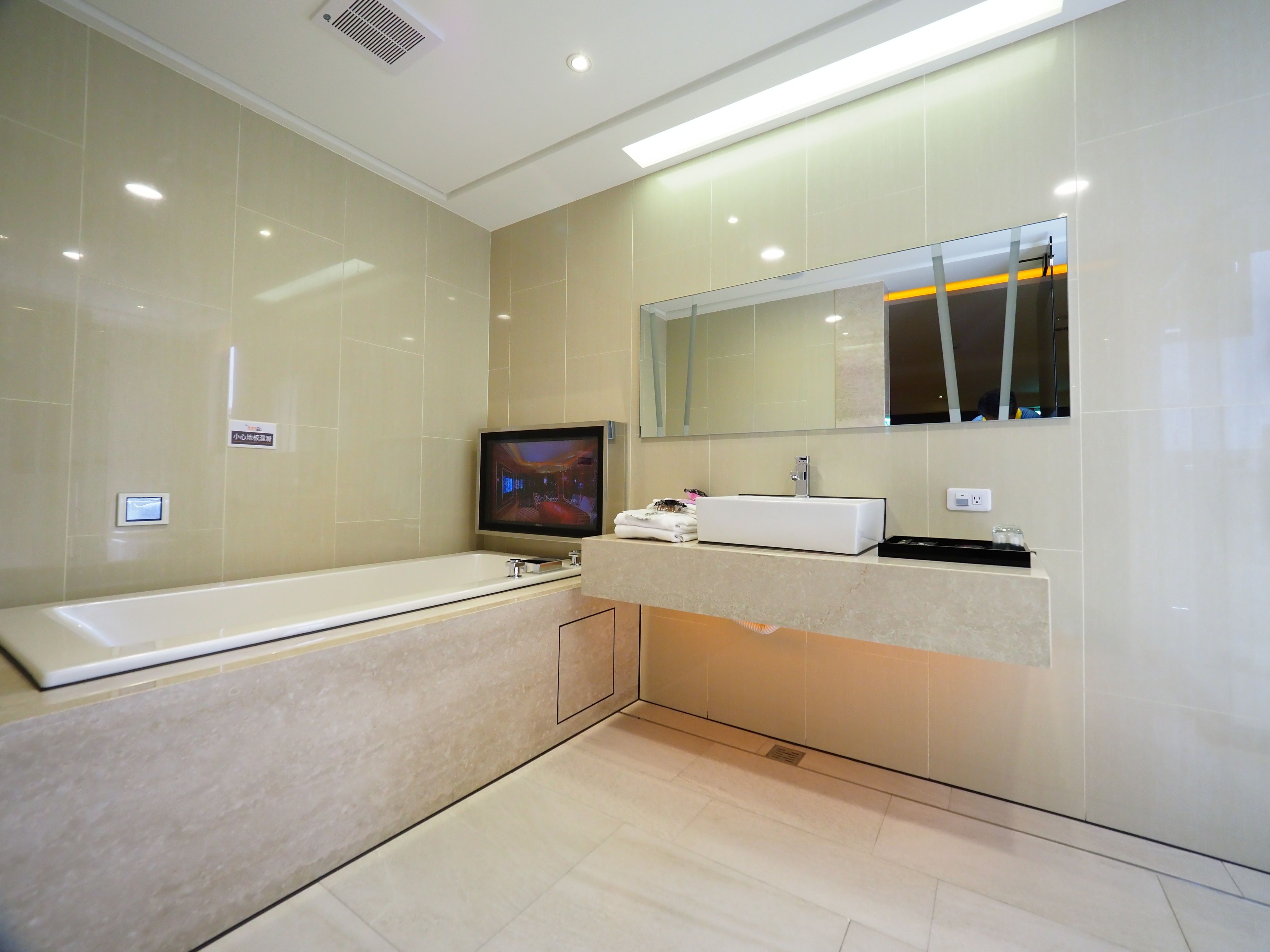 deluxe quadruple room, city view | bathroom | separate bathtub and shower, jetted bath, free toiletries, hair dryer