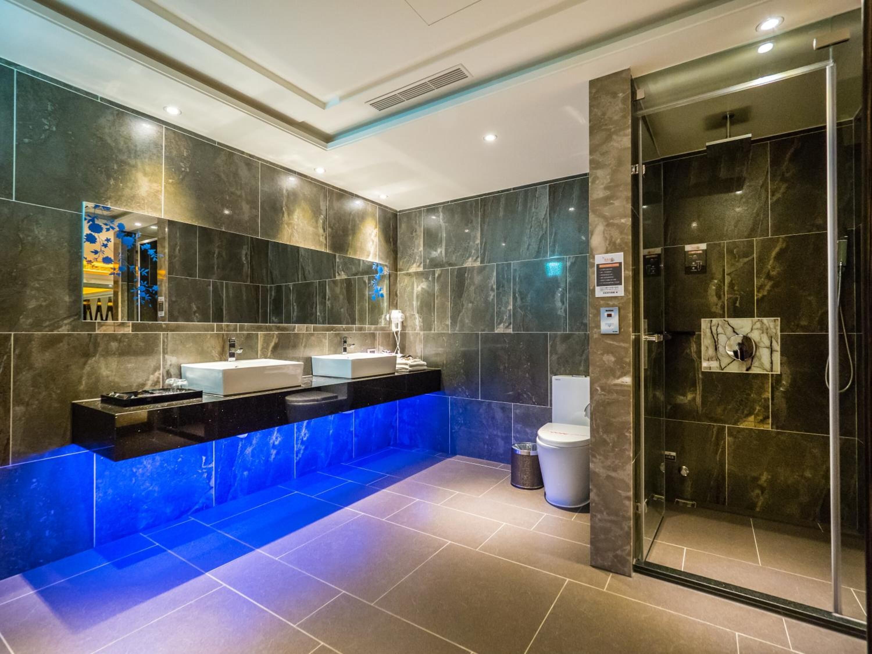 separate bathtub and shower, jetted bath, free toiletries, hair dryer