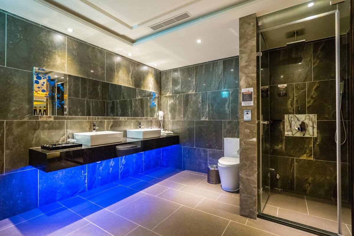 separate bathtub and shower, jetted bath, free toiletries, hair dryer