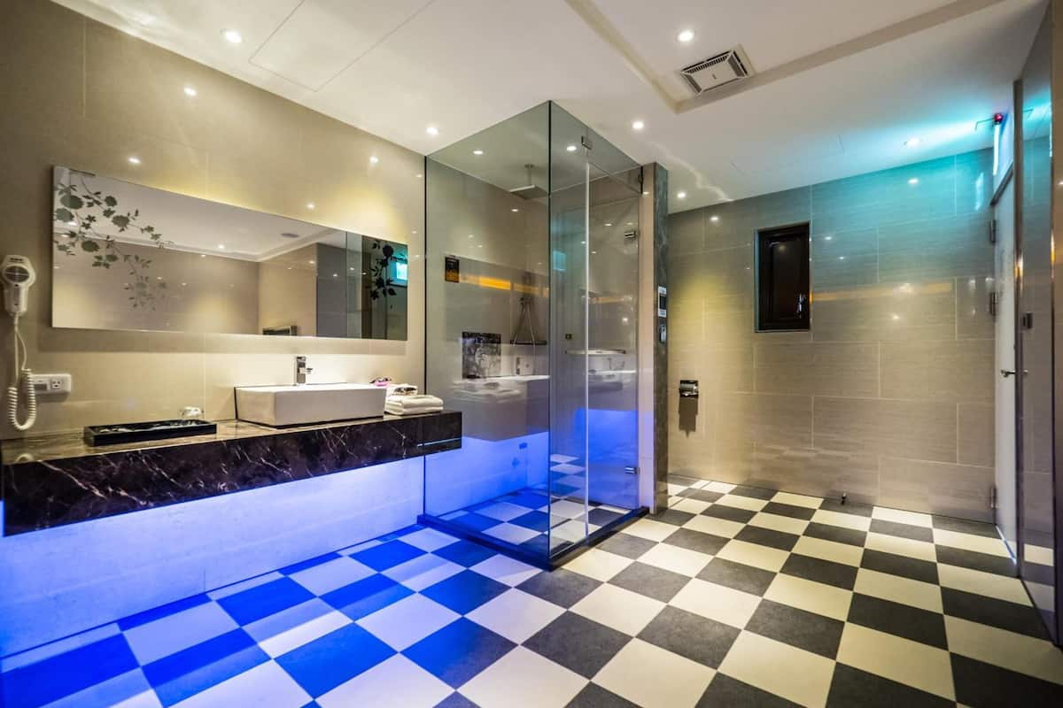 separate bathtub and shower, jetted bath, free toiletries, hair dryer