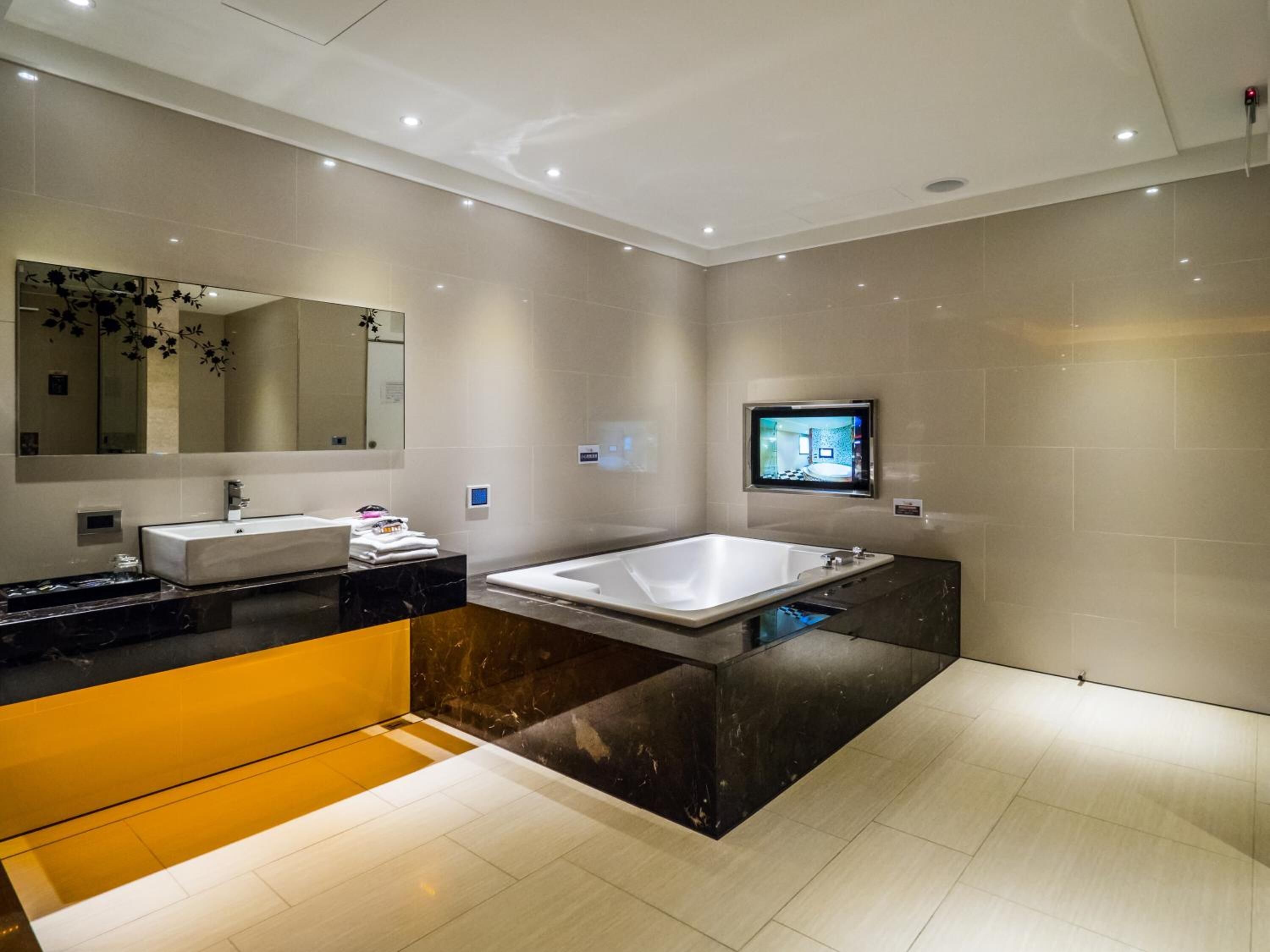 separate bathtub and shower, jetted bath, free toiletries, hair dryer