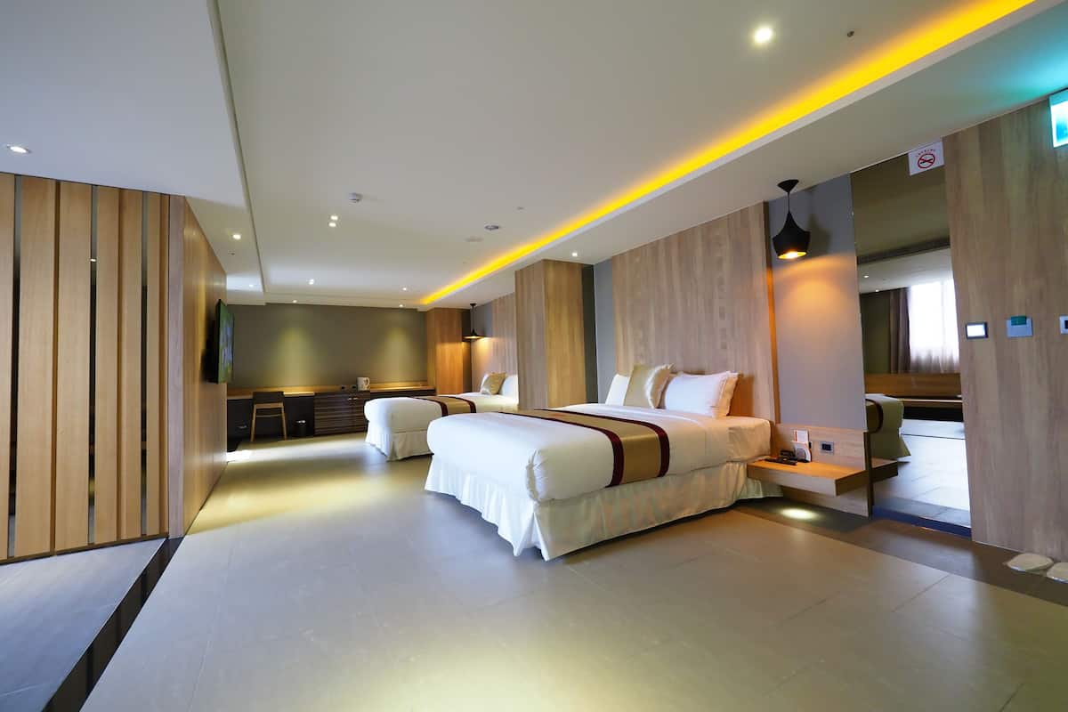 deluxe quadruple room, city view | desk, blackout curtains, soundproofing, free wifi