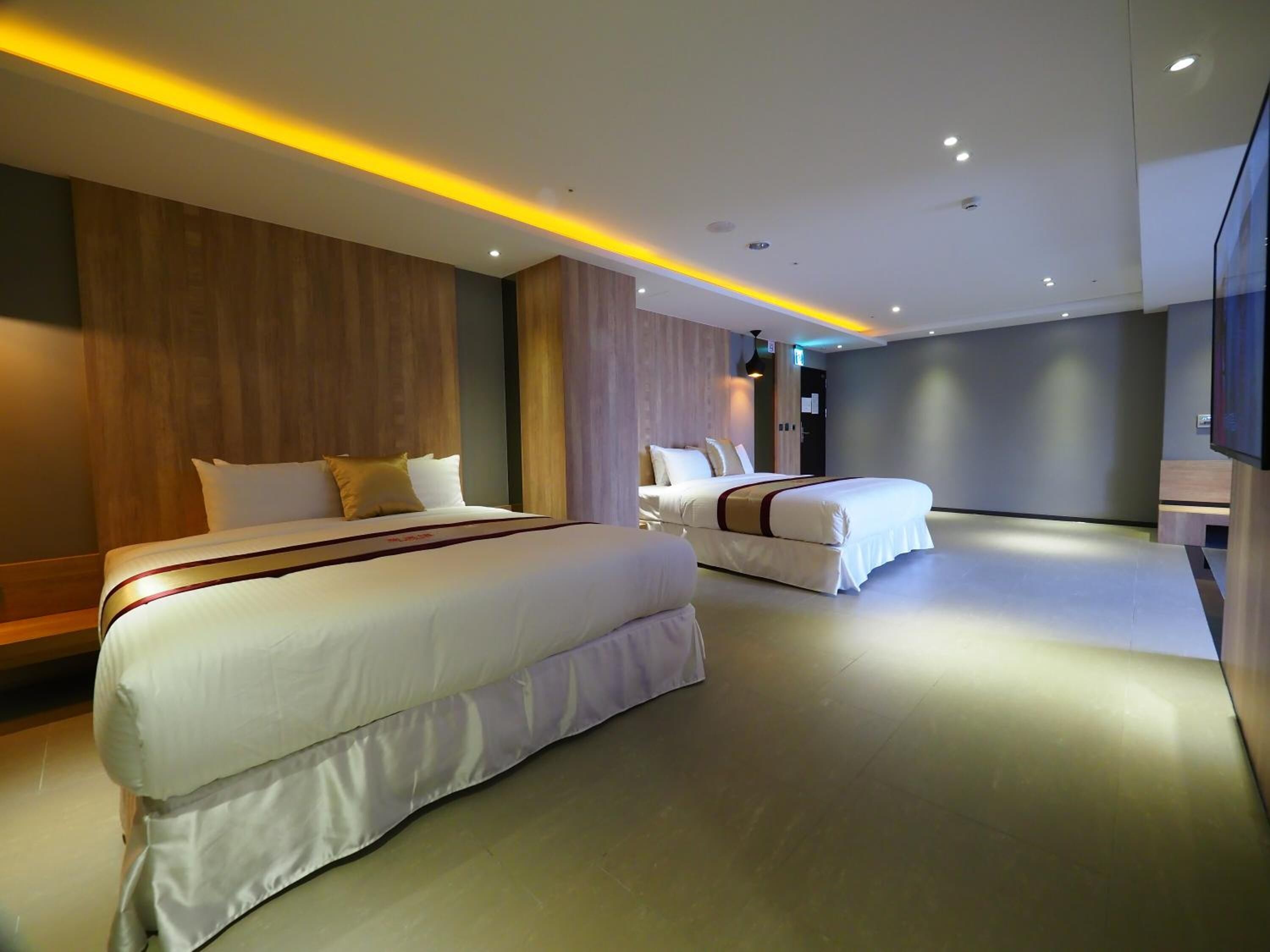 desk, blackout curtains, soundproofing, free wifi