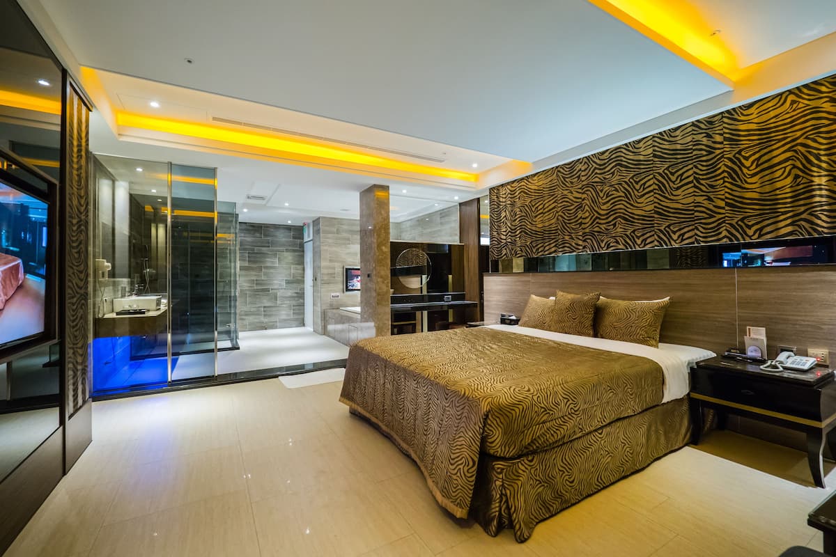 luxury double room, jetted tub | desk, blackout curtains, soundproofing, free wifi