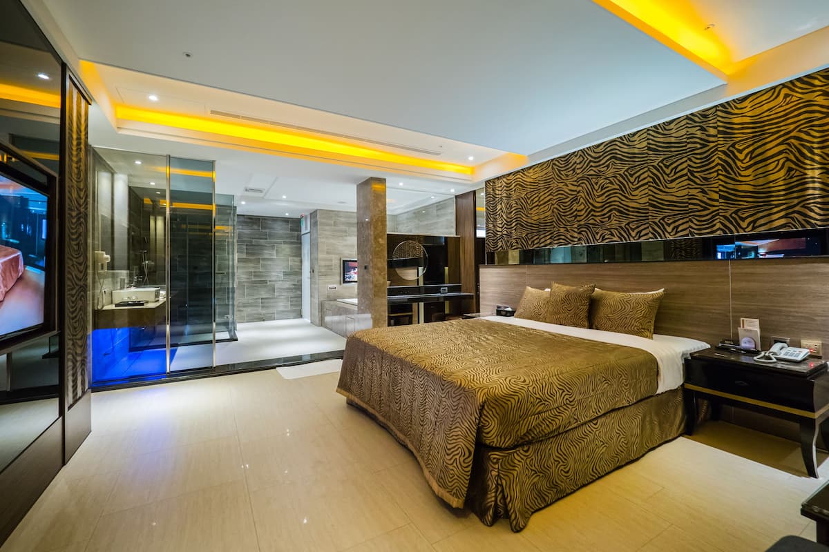 Luxury Double Room, Jetted Tub | Desk, blackout drapes, soundproofing, free WiFi