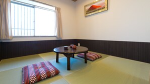 Flat-screen TV - CASA Nijo (Kyoto)