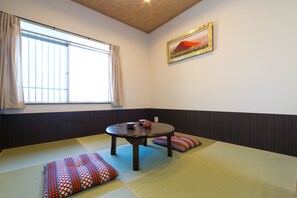 Flat-screen TV - CASA Nijo (Kyoto)