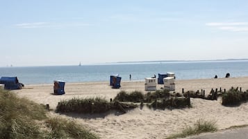 Vlak bij het strand, ligstoelen aan het strand