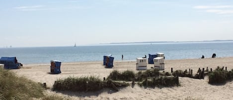 Nära stranden och solstolar