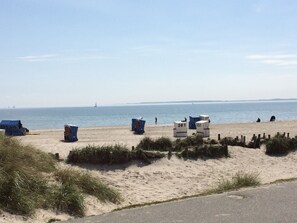 Perto da praia, espreguiçadeiras 