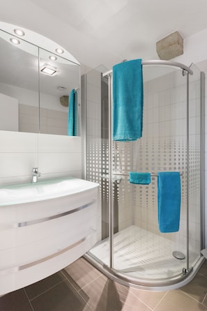 Een haardroger, handdoeken, toiletpapier