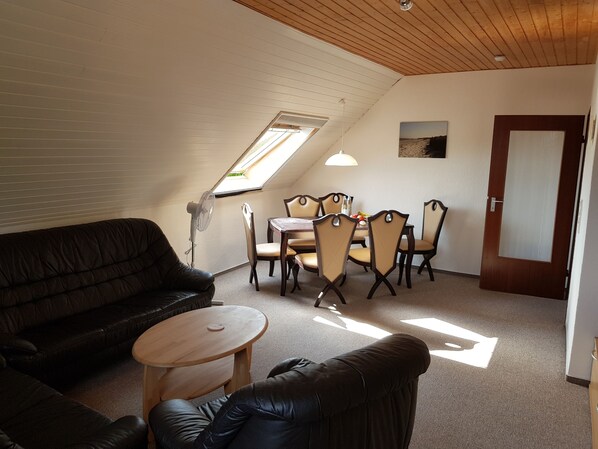 Smart-TV, DVD-Player, Bücher, Stereoanlage