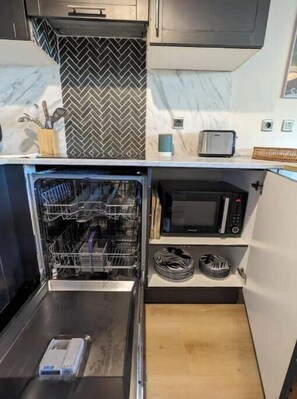 Kühlschrank, Mikrowelle, Ofen, Herdplatte