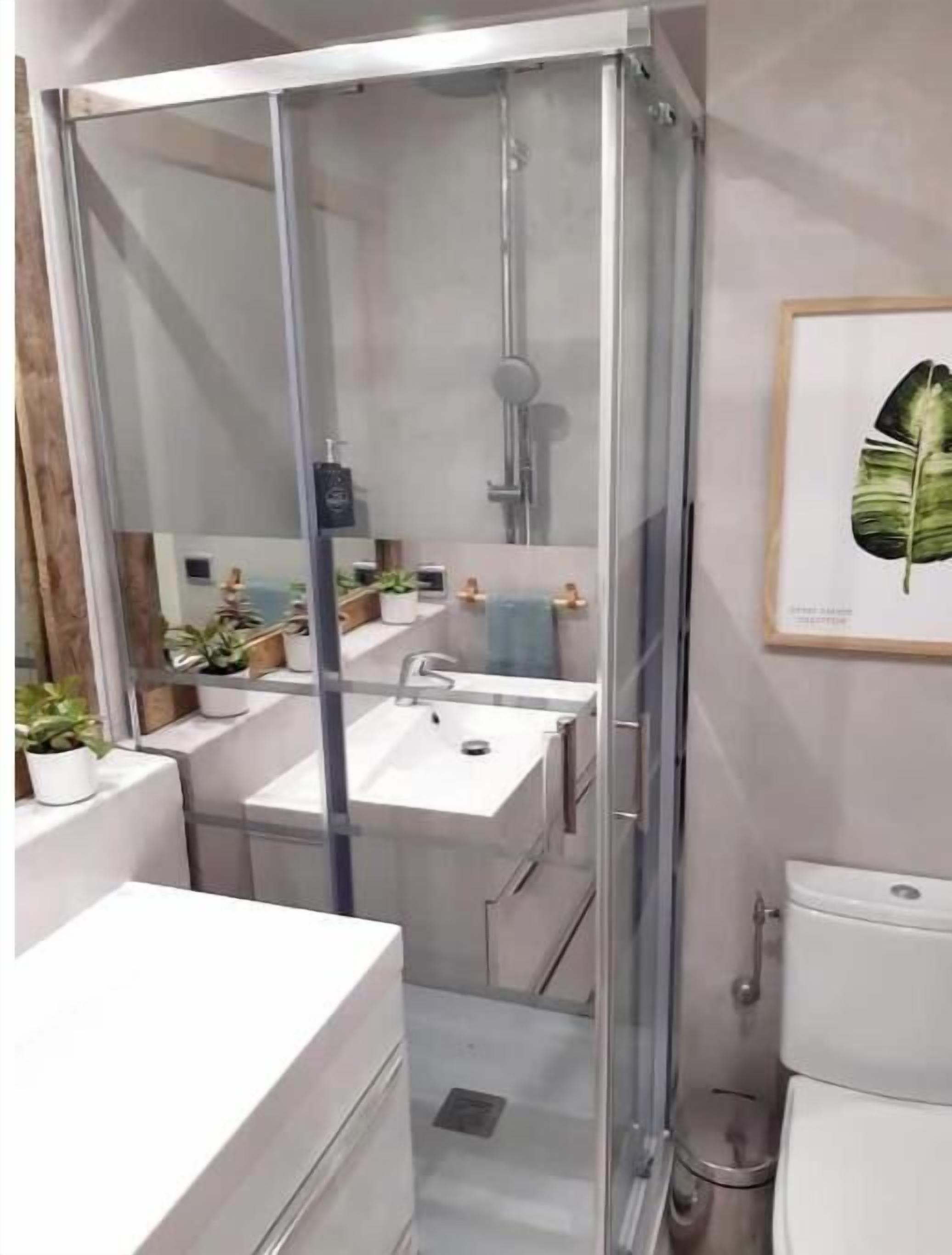 Secador de pelo, toallas, jabón, shampoo