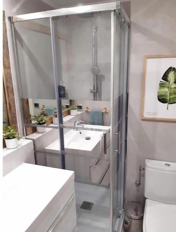 Asciugacapelli, asciugamani, sapone, shampoo