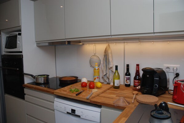 Fridge, microwave, oven, stovetop